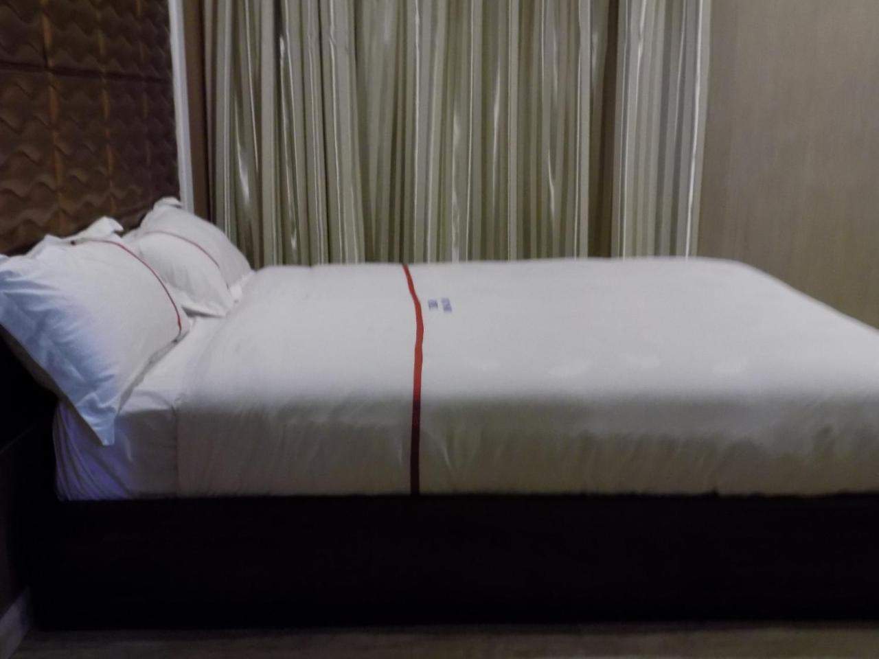 Freedom City Hotel Najjanankumbi Kamapala Kampala Exteriör bild