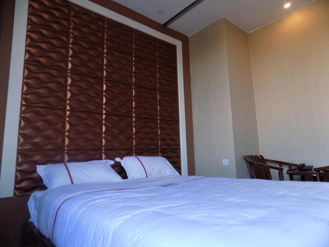 Freedom City Hotel Najjanankumbi Kamapala Kampala Exteriör bild