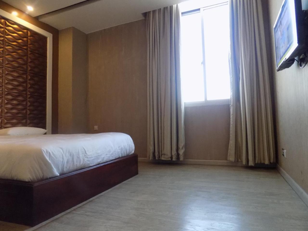 Freedom City Hotel Najjanankumbi Kamapala Kampala Exteriör bild