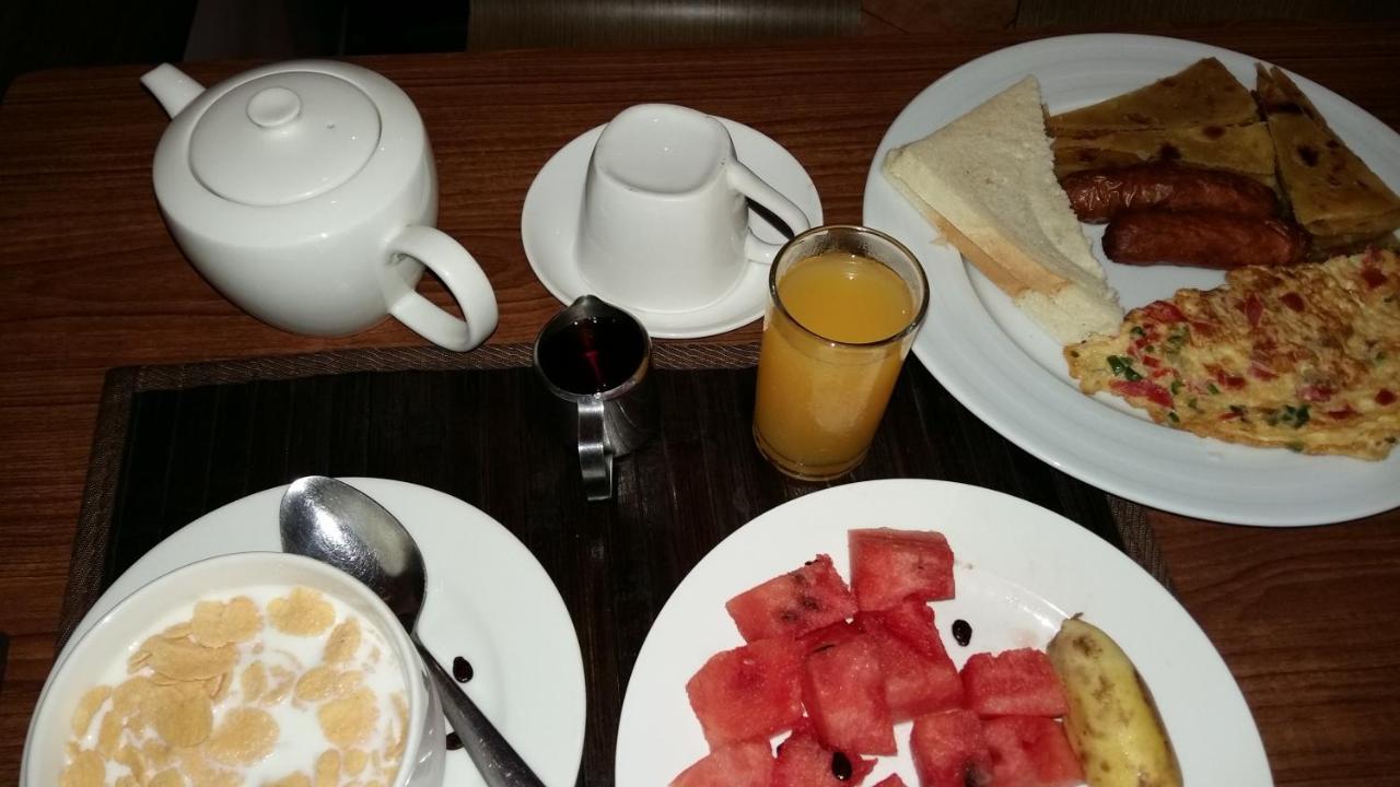 Freedom City Hotel Najjanankumbi Kamapala Kampala Exteriör bild