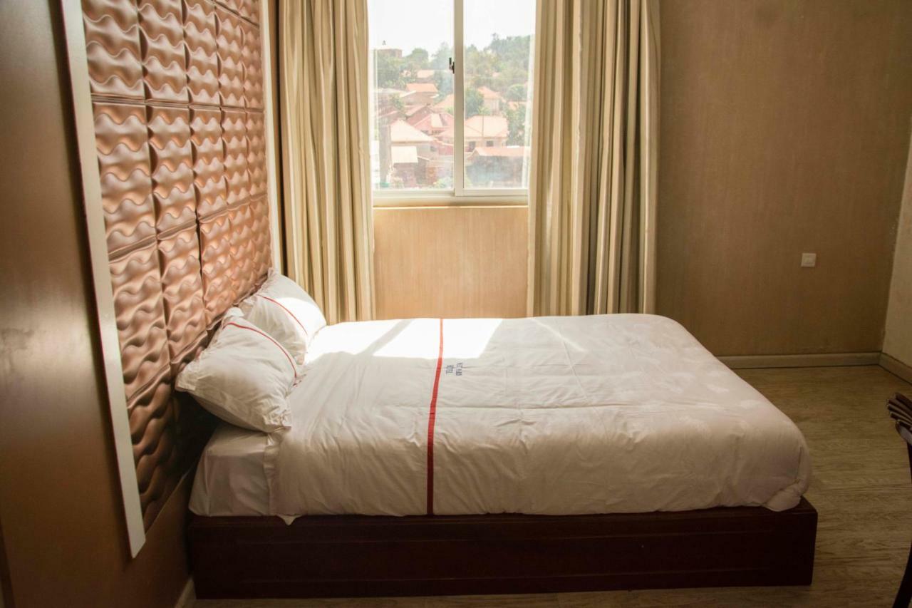 Freedom City Hotel Najjanankumbi Kamapala Kampala Exteriör bild